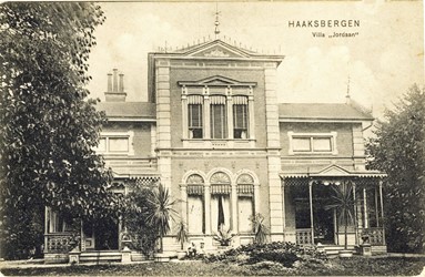 <p>Gerrit Beltman was kort voor de bouw van Markt 8 ook verantwoordelijk geweest voor het ontwerp van de villa voor de jongere broer van Johannes Gijsbert Jordaan aan de Spoorstraat. Dit huis staat bekend als 'villa Jordaan' (www.entoen.nu/nl). </p>
